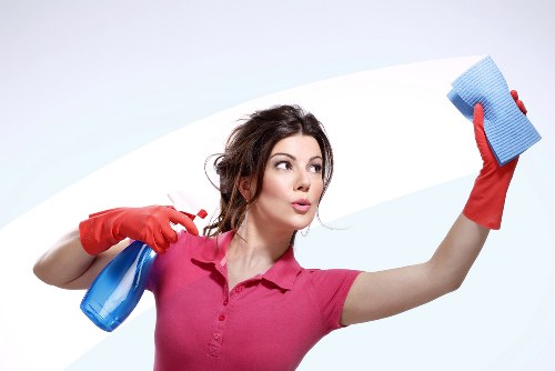 Cleaning algae and grime from a rendered wall in Utton